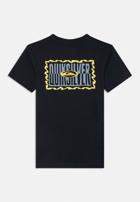 Svart bomulls T-skjorte med en teksturert grafikktrykk som leser "Quiksilver" i blått og gult, omkranset av en bølgete kant.