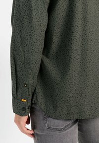 camel active MIT ALLOVER - Skjorter - leaf green