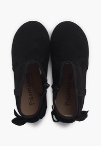 Bottines en suède noir avec une fermeture éclair à l'arrière et un détail en nœud, dotées d'un bout rond et d'une doublure intérieure douce.