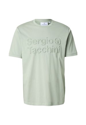 Camiseta verde clara de manga corta y cuello redondo con el logo y emblema "Sergio Tacchini" en relieve en el centro delantero.