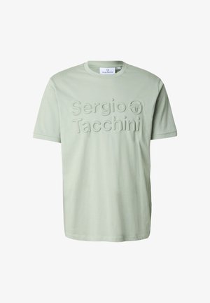 Camiseta verde clara de manga corta y cuello redondo con el logo y emblema "Sergio Tacchini" en relieve en el centro delantero.