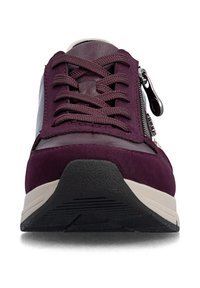 Vue de face d'une basket violette à lacets avec une semelle noire et une fermeture éclair latérale sur fond blanc.