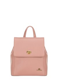 Sac à dos en cuir rose clair avec un design structuré, quincaillerie dorée et fermeture à rabat. Présente un détail de logo dans le coin inférieur droit.