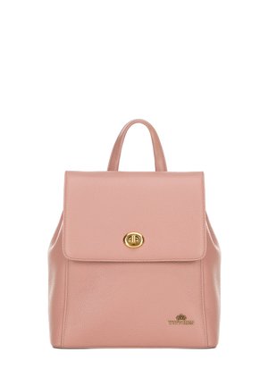 Zaino in pelle rosa chiaro con design strutturato, hardware dorato e chiusura a pattina. Presenta un dettaglio del logo nell'angolo in basso a destra.