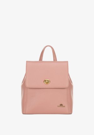 Jasnoróżowy skórzany plecak o strukturalnym fasonie, z złotymi elementami i zapięciem na klapkę. Zawiera detal z logo w prawym dolnym rogu.