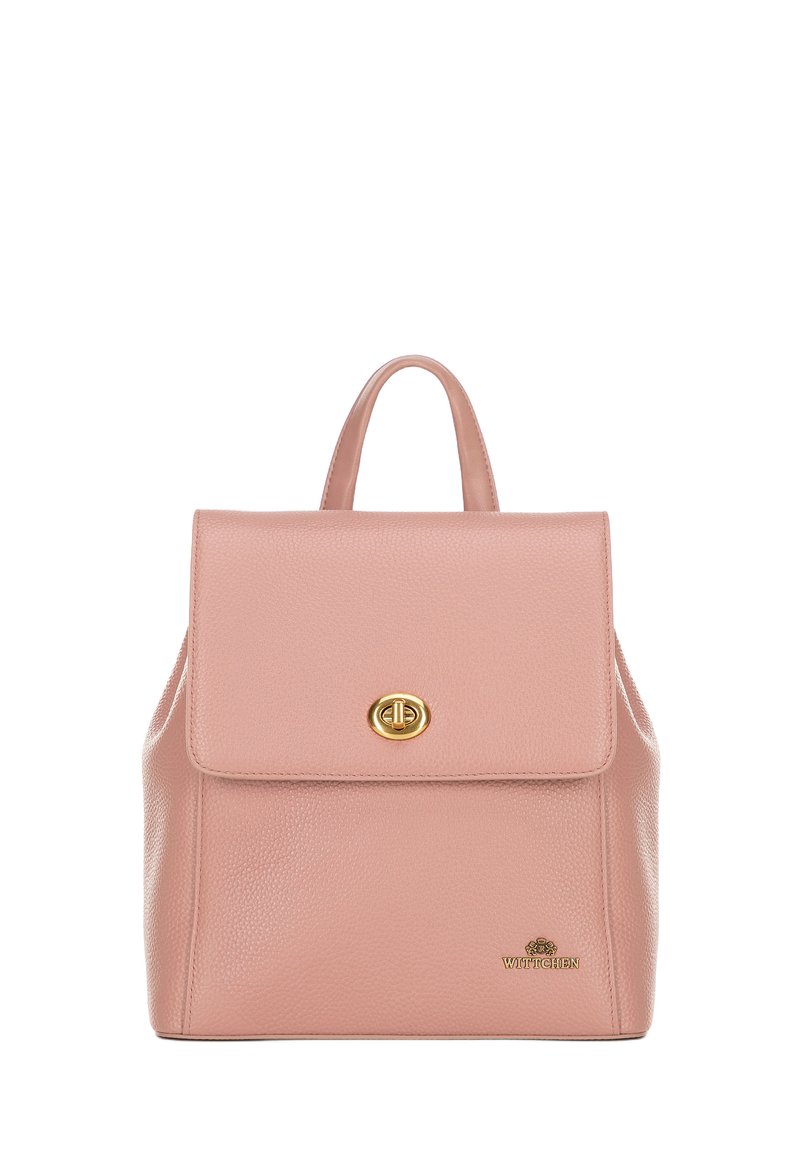 Sac à dos en cuir rose clair avec un design structuré, quincaillerie dorée et fermeture à rabat. Présente un détail de logo dans le coin inférieur droit.