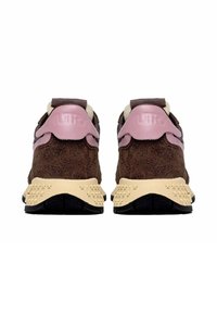 Coppia di sneakers in suede marrone con suole beige texturizzate e linguette del tallone in pelle rosa, viste da dietro su sfondo bianco.