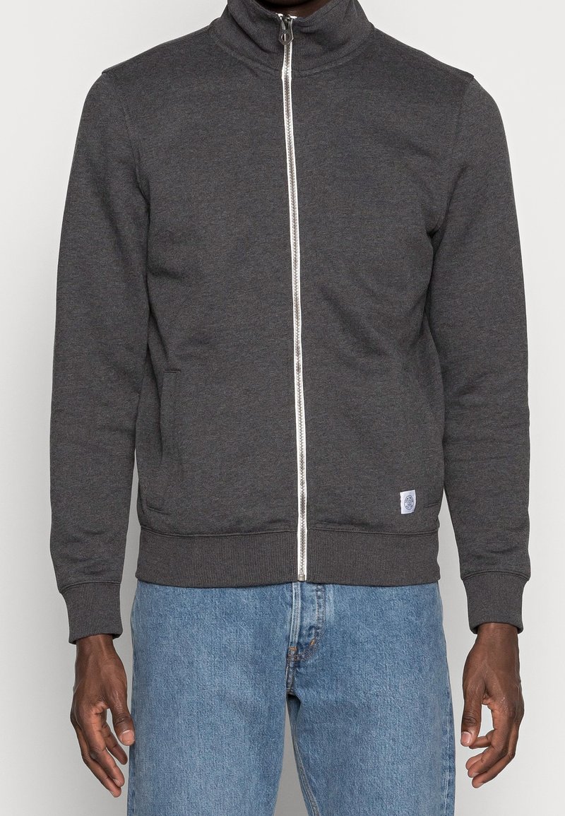 Felpa grigia con zip realizzata in cotone morbido, con colletto alto. Presenta una zip argentata, tasche laterali e polsini e orlo a coste.