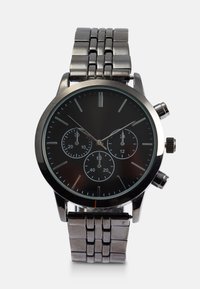 Chronograph-Uhr mit schwarzem Zifferblatt, Gehäuse aus silberfarbenem Metall und einem Armband aus Edelstahl. Verfügt über drei Hilfszifferblätter und feststehende Markierungen.