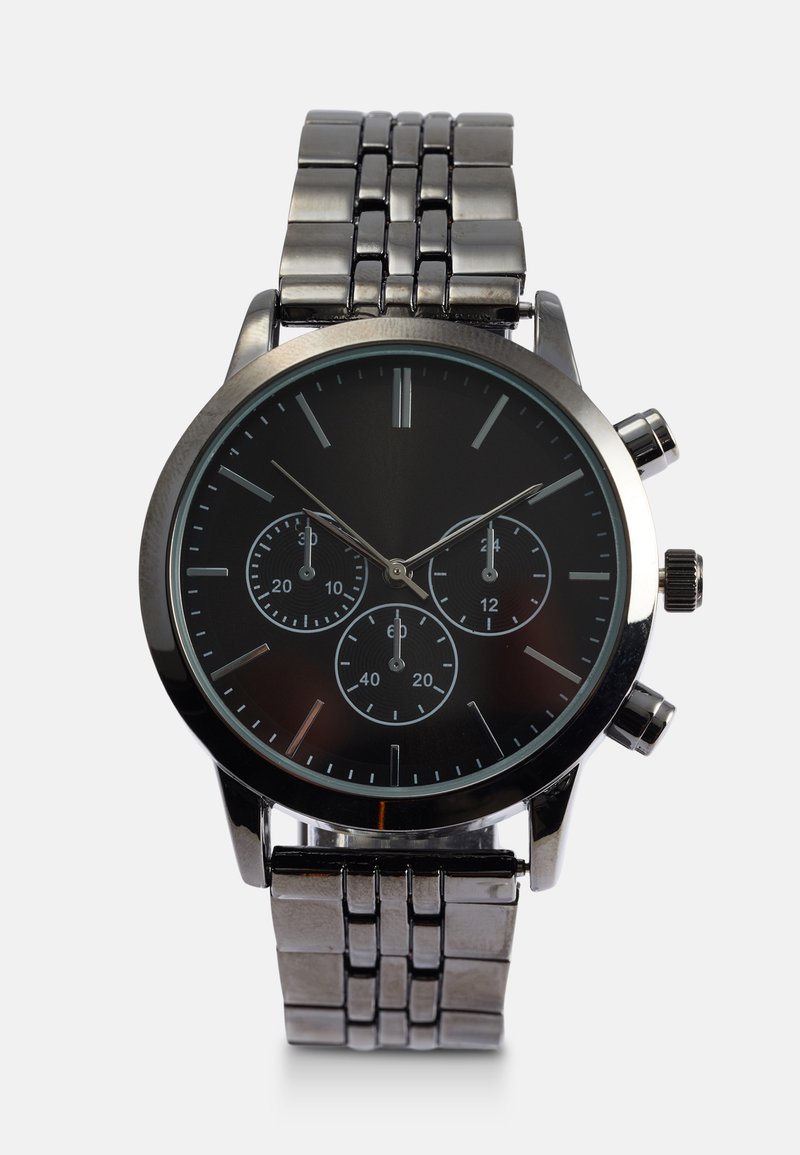 Chronograph-Uhr mit schwarzem Zifferblatt, Gehäuse aus silberfarbenem Metall und einem Armband aus Edelstahl. Verfügt über drei Hilfszifferblätter und feststehende Markierungen.