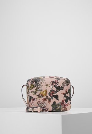 Prostokątna różowa torba na ramię z regulowanym paskiem, z kolorowym motylem i kwiatowym wzorem, prezentowana na białym piedestale.