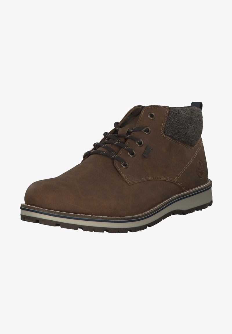 Bottines en cuir marron avec un col en tissu gris, dotées de lacets foncés, d'œillets en métal et d'une semelle épaisse en caoutchouc avec un accent blanc et bleu.