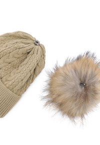 Berretto beige lavorato a maglia con motivo a trecce e un bottone decorativo, abbinato a un pompon staccabile in pelliccia sintetica nelle tonalità morbide di marrone e crema.