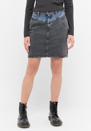 Jeansrock mit einem dunkelgrauen Oberteil und einem hellblauen Denim-Akzent an der Taille. Gerader Schnitt mit vorderen Taschen und gesäumtem Saum.