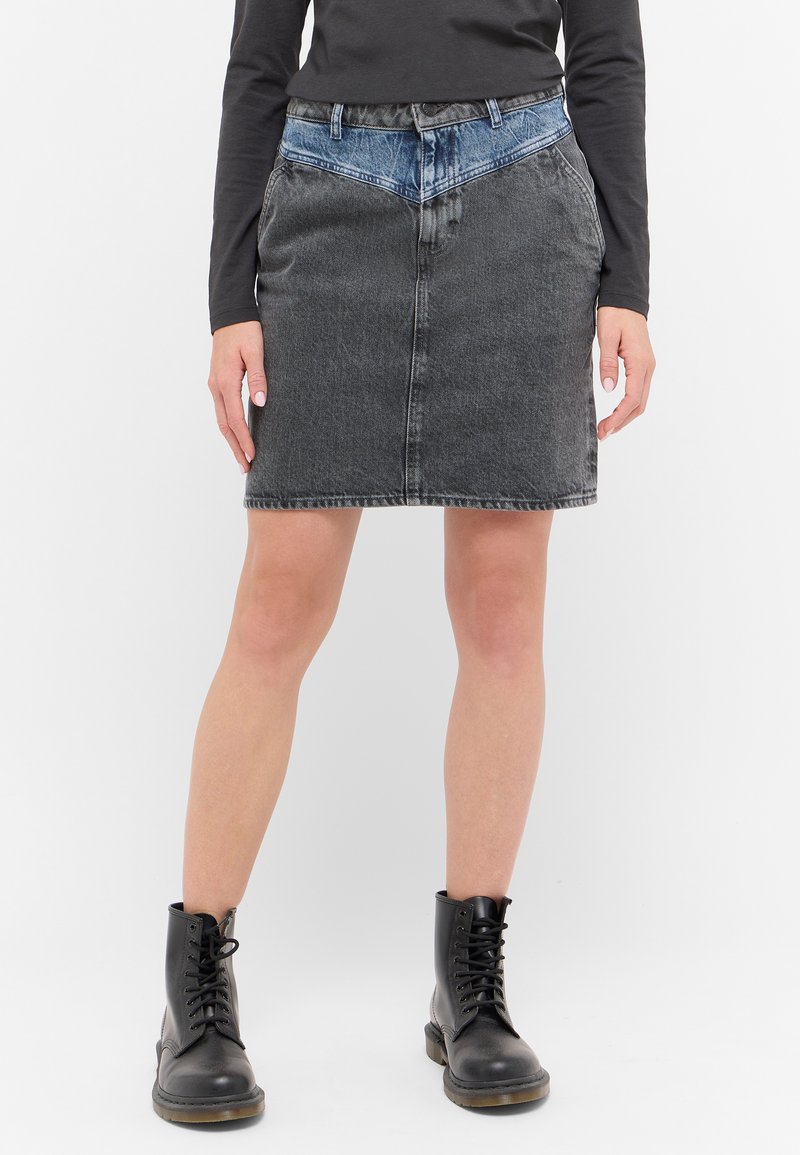 Jeansrock mit einem dunkelgrauen Oberteil und einem hellblauen Denim-Akzent an der Taille. Gerader Schnitt mit vorderen Taschen und gesäumtem Saum.