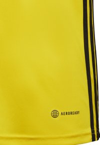 Geel sportshirt met zwarte zijstrepen, gemaakt van een gestructureerde stof en met een "AEROREADY" logo nabij de zoom.