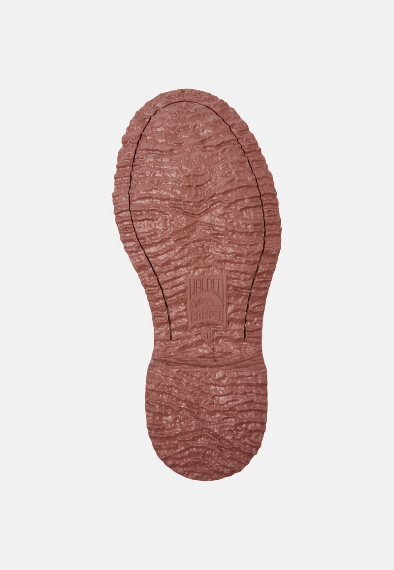 Rubberen schoenzool in een diepe roodbruine kleur, met een gestructureerd oppervlak met ribbels en branding in het midden.