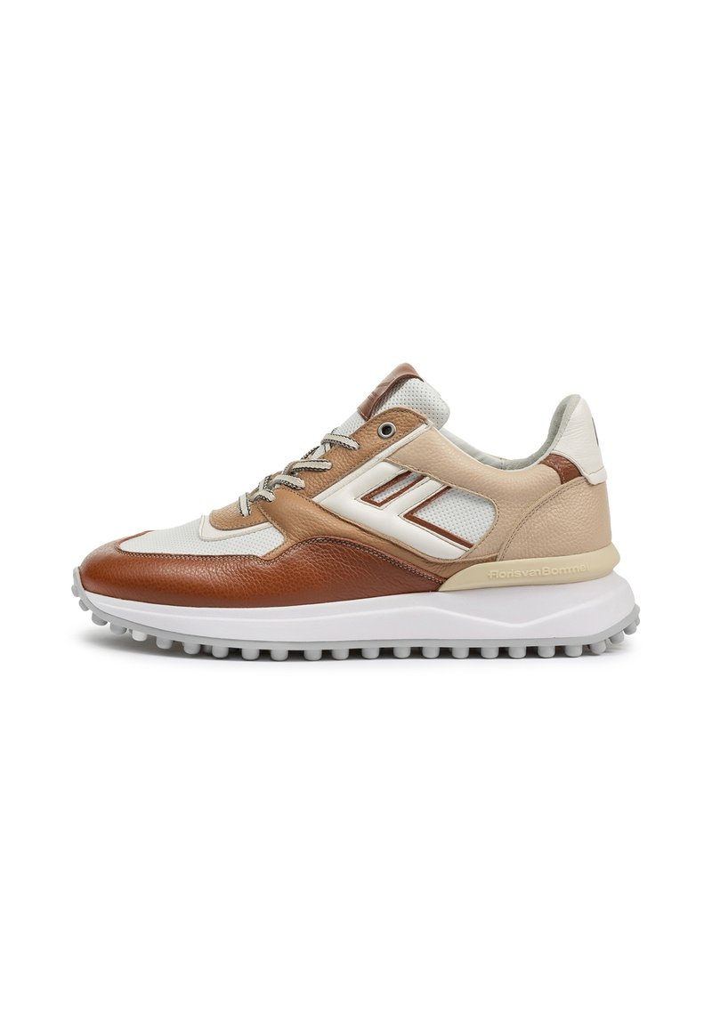 Leder- und Mesh-Sneaker in einem Farbdesign aus Braun, Beige und Weiß, mit strukturierten Oberflächen und einer weißen Gummisohle mit Profil.