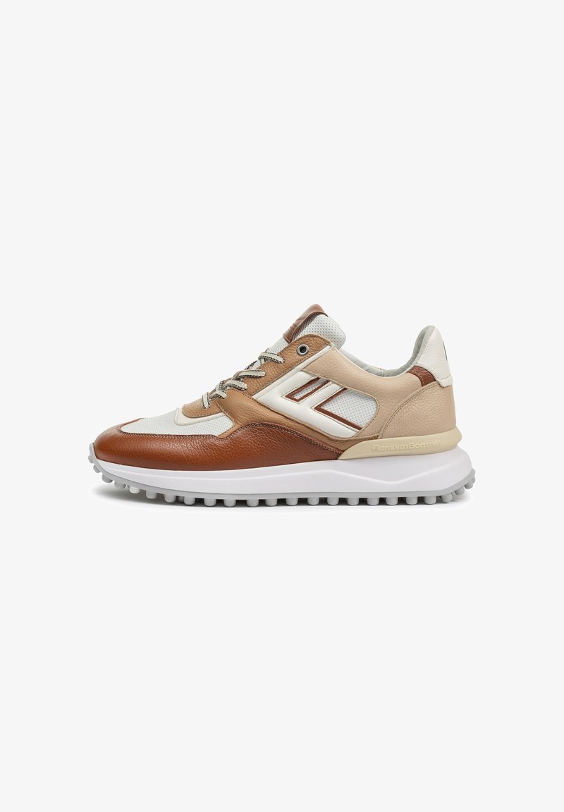 Baskets en cuir et en maille avec un schéma de couleurs marron, beige et blanc, surfaces texturées et semelle en caoutchouc blanc avec traction.