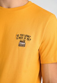 Lindbergh EMBROIDERY TEE - Camiseta estampada - lt honey