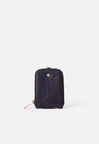 Námořnická prošívaná peněženka se zlatými kovovými prvky, s geometrickým vzorem a zipovým zavíráním. Kompaktní obdélníkový tvar s poutkem na řemínek.