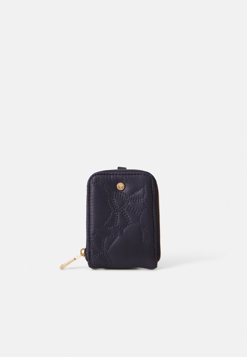 Námořnická prošívaná peněženka se zlatými kovovými prvky, s geometrickým vzorem a zipovým zavíráním. Kompaktní obdélníkový tvar s poutkem na řemínek.