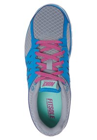 Zapato deportivo Nike con parte superior sintética azul, paneles de malla gris y cordones rosas. Cuenta con una plantilla acolchada etiquetada como "FITSOLE."