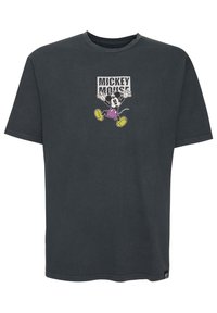 Šedé bavlněné tričko s kulatým výstřihem, na předn�í straně s grafickým potiskem Mickey Mouse ve fialových šortkách a žlutých botách.