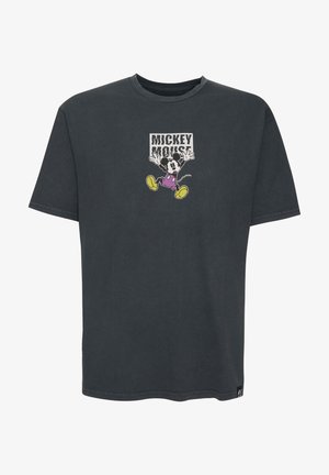 Harmaa puuvillapaita pyöreällä kauluksella, jossa on keskellä etuosaa Mickey Mouse -grafiikkaprintti, jolla on päällään violetit shortsit ja keltaiset kengät.