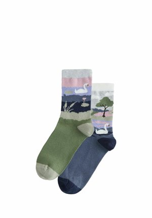 Gemusterte Baumwollsocken in Grün- und Blautönen. Mit Abbildungen von Schwänen, Bäumen und Blumen auf einem kontrastierenden Hintergrund.