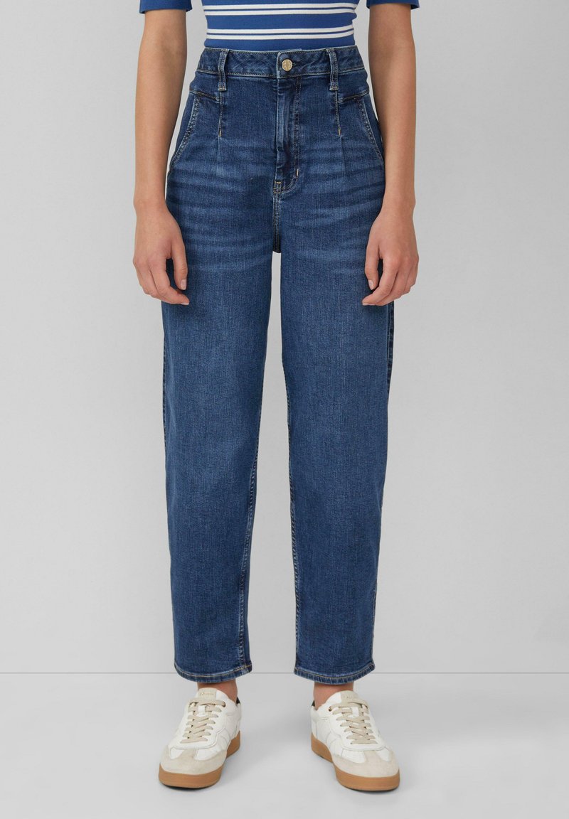 Jeans blu a vita alta in denim, con un design a gamba dritta, tasche frontali e posteriori e dettagli di cucitura discreti.