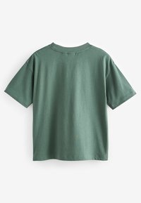 T-shirt verde di cotone con maniche corte, scollatura rotonda e una texture liscia. Design semplice, senza motivi o accenti visibili.