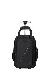 Svart ryggsäck på hjul med hård skal, dubbla bärhandtag, teleskophandtag och en diagonalt placerad dragkedjeficka för extra förvaring.