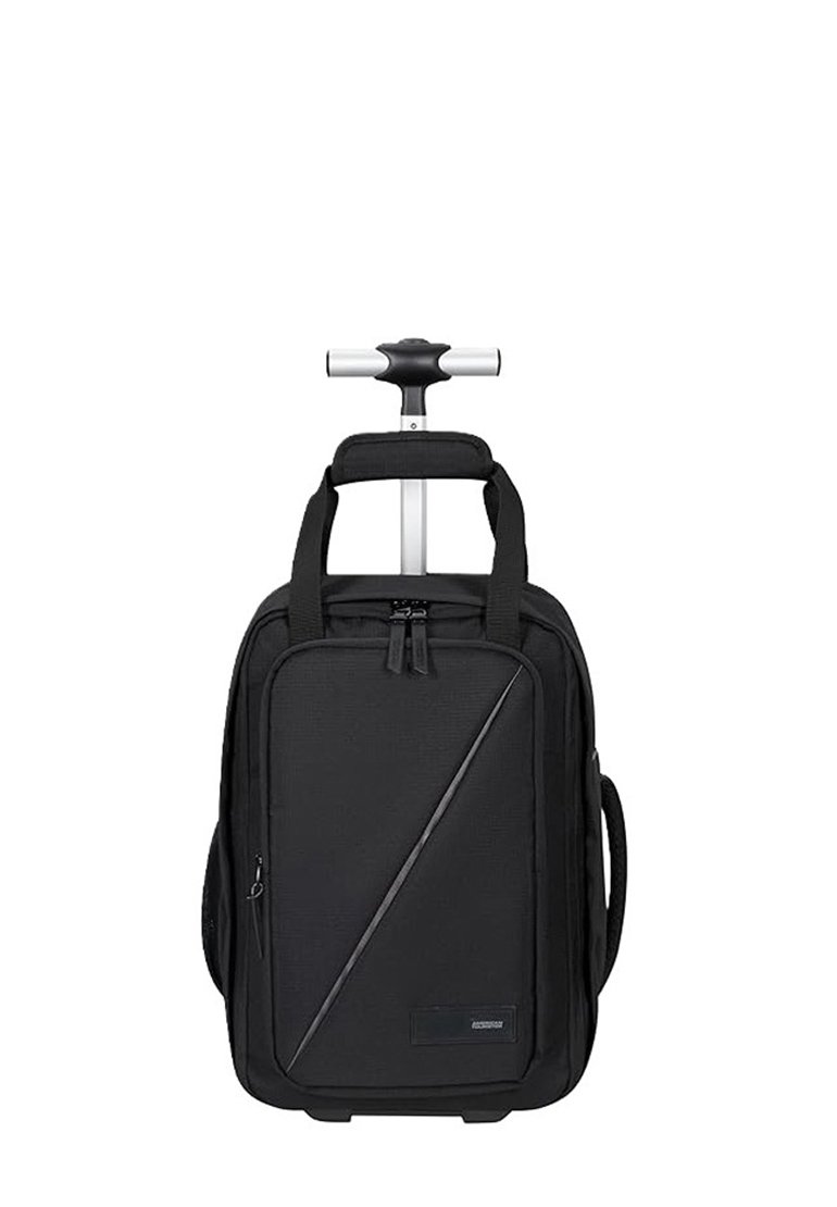 Svart ryggsäck på hjul med hård skal, dubbla bärhandtag, teleskophandtag och en diagonalt placerad dragkedjeficka för extra förvaring.