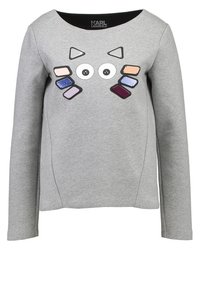 Sudadera larga gris con mangas largas y cuello redondo, con un diseño gráfico divertido que presenta formas geométricas coloridas y ojos en la parte frontal.