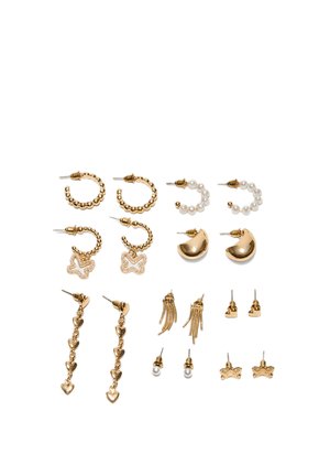 Dziewięć par złotych i perłowych kolczyków wkrętów i kołeczków ułożonych w rzędach na białym tle, z motywami serc, motyli i frędzli.