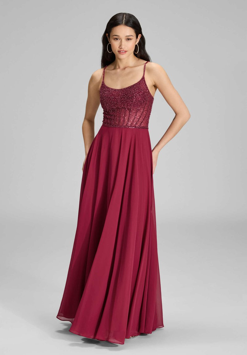Robe bordeaux avec un corsage perlé, des bretelles spaghetti réglables et une jupe fluide, fabriquée dans un tissu léger au toucher doux.