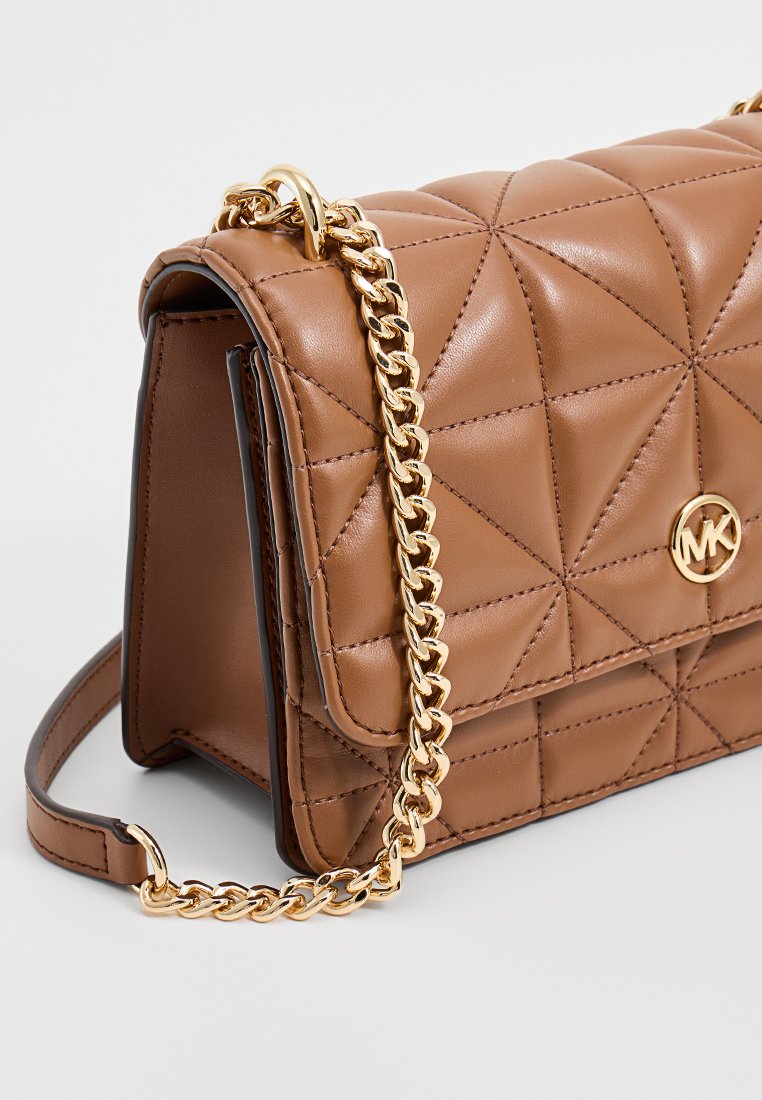 Borsa a tracolla in pelle trapuntata marrone con catena dorata e logo MK rotondo sul pattina anteriore.