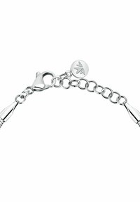 Bracciale d'argento con fini anelli a catena, dotato di chiusura a moschettone e un ciondolo circolare con un motivo a foglia embossato.