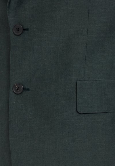 Blazer en lin vert foncé avec trois boutons noirs, une poche plaquée et une surface en tissu texturé.