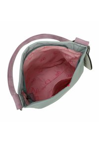 Bolso de mano verde claro con un interior rosa, con un patrón repetido de Hello Kitty. Acentos de tira y cremallera en colores a juego.