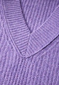 Pull en tricot violet à côtes avec un design en V, doté d'une finition texturée et de subtiles variations dans le tissu pour plus de profondeur.