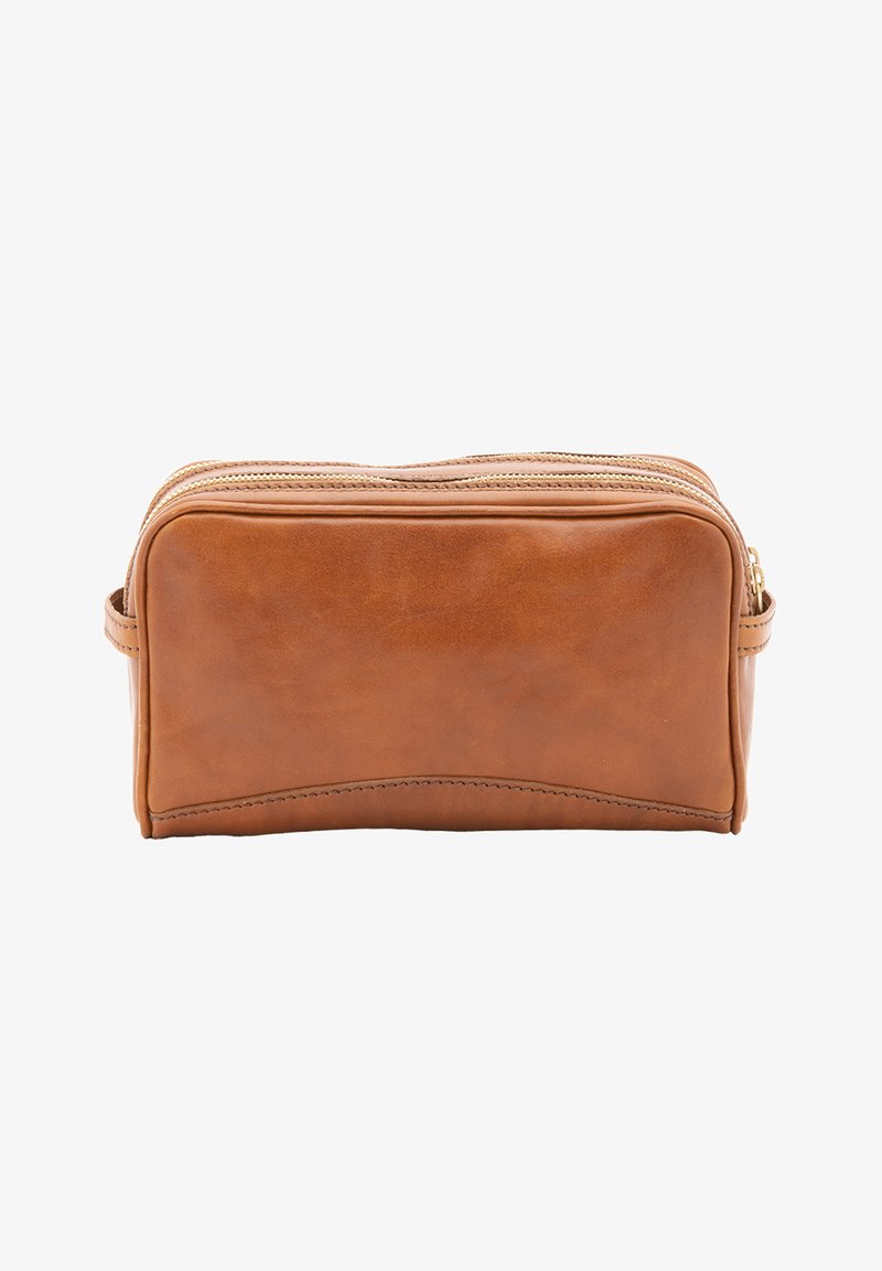 Trousse de toilette rectangulaire en cuir marron avec deux compartiments à fermeture éclair dorée et une poignée latérale, sur fond blanc.