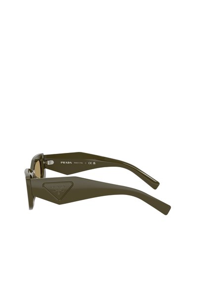Lunettes de soleil Prada vert olive avec branches épaisses, logo triangulaire sur le côté et verres teintés marron.