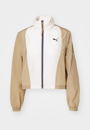 Chaqueta recortada con frontal blanco y mangas marrones, presenta un cuello alto, cierre de cremallera, puños elásticos y un logo oscuro en el pecho.