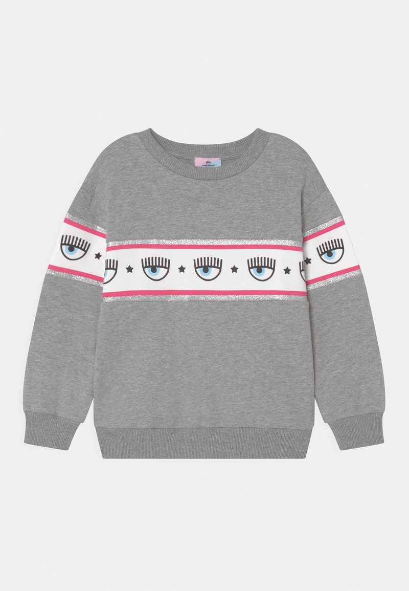 Grijze trui van zacht materiaal met een witte band waarop blauwe ogen, zwarte wimpers, roze accenten en zilveren glitterstrepen zijn afgebeeld.