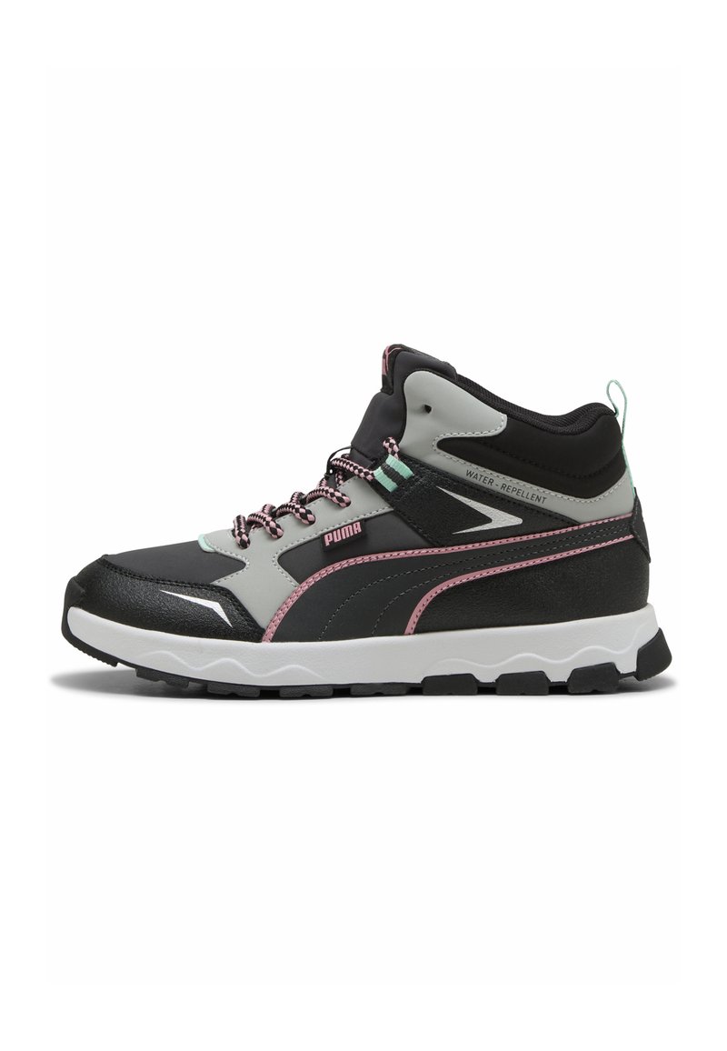 Hochschuh-Sportschuhe aus schwarzem synthetischem Material mit grauen Akzenten, featuring pinken Schnürsenkeln, einer dicken weißen Sohle und einem wasserabweisenden Etikett.