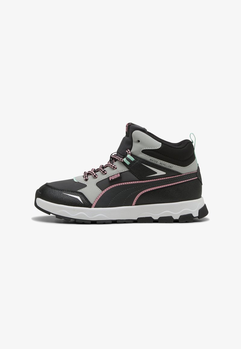 Zapatos deportivos de caña alta hechos de material sintético negro con acentos grises, con cordones rosas, una gruesa suela blanca y etiqueta repelente al agua.