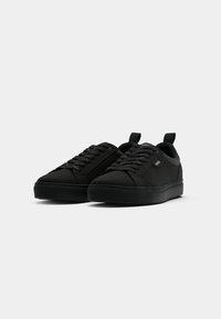 Sneaker low-top neri realizzati in tessuto liscio. Presentano punta rotonda, lacci piatti, collo imbottito e suola in gomma testurizzata.