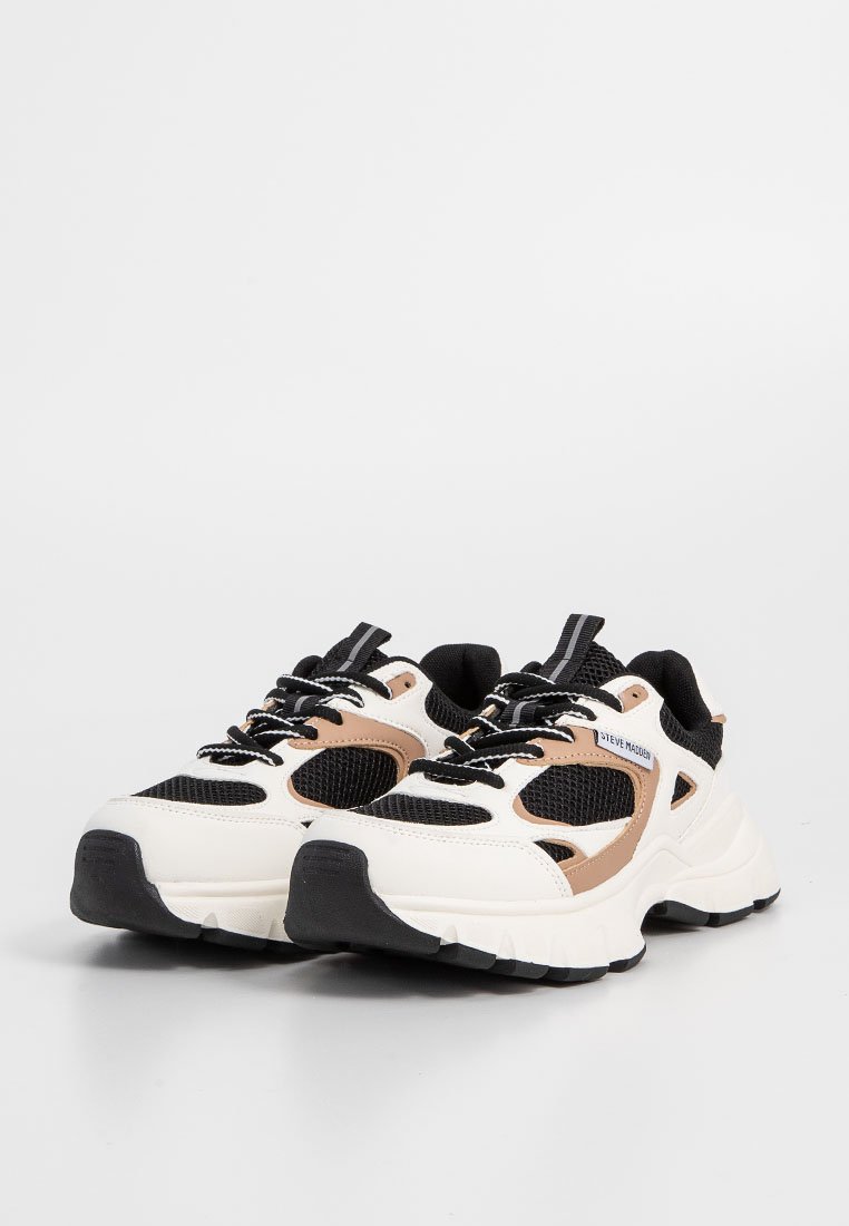Dicksohlige Sneakers mit einem Obermaterial aus schwarzem und weißem Mesh, beigen Akzenten, strukturiertem Gummisohle und schwarzen Schnürsenkeln. Mit einem auffälligen Markenetikett.